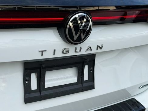 Certified 2025 Volkswagen Tiguan SE AWD/4WD image 9