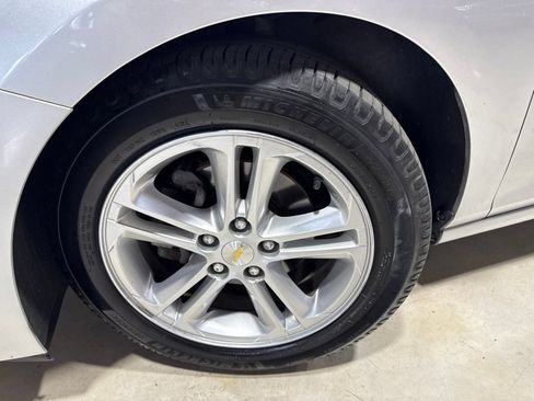 Used 2017 Chevrolet Cruze LT FWD image 2