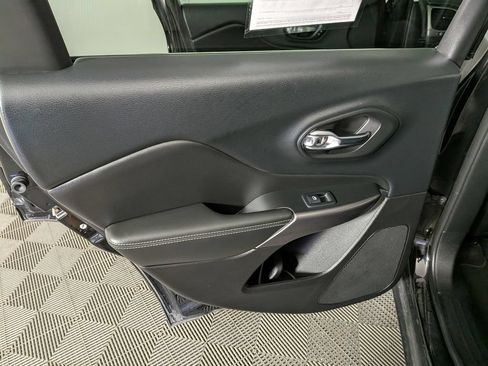 Used 2019 Jeep Cherokee Limited AWD/4WD image 29