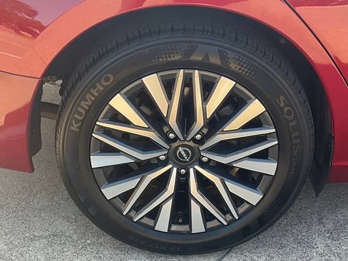 Used 2025 Nissan Altima 2.5 SV FWD image 7