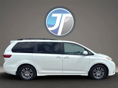Used 2019 Toyota Sienna XLE w/ Entertainment Package image 4