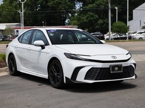 Used 2025 Toyota Camry SE FWD image 13