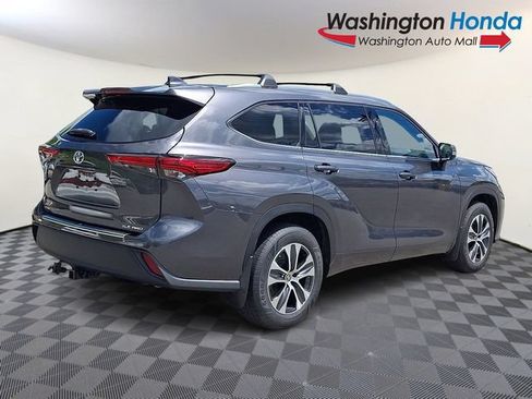 Used 2020 Toyota Highlander XLE AWD/4WD image 6
