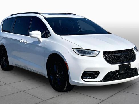 Used 2022 Chrysler Pacifica Limited w/ Uconnect Theater Family Group AWD/4WD image 3