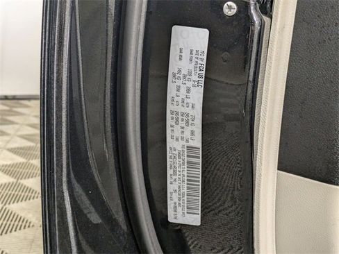 Used 2017 Chrysler Pacifica Limited w/ UConnect Theater Package image 33