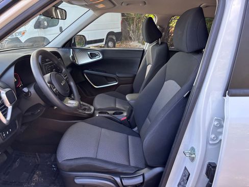 Used 2025 Kia Soul LX w/ LX Technology Package FWD image 25