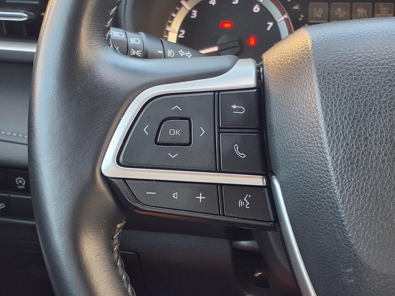 Used 2025 Toyota Highlander LE FWD image 23