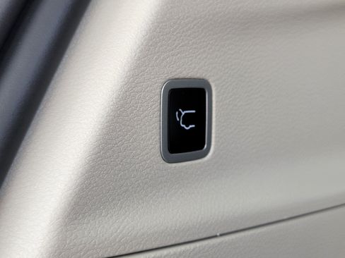 Used 2024 Chrysler Pacifica Touring-L w/ Uconnect Theater Family Group FWD image 21