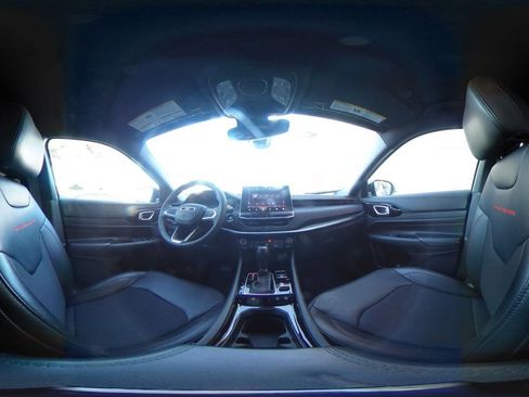 Used 2025 Jeep Compass Trailhawk image 41