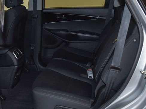Used 2019 Kia Sorento FWD image 11