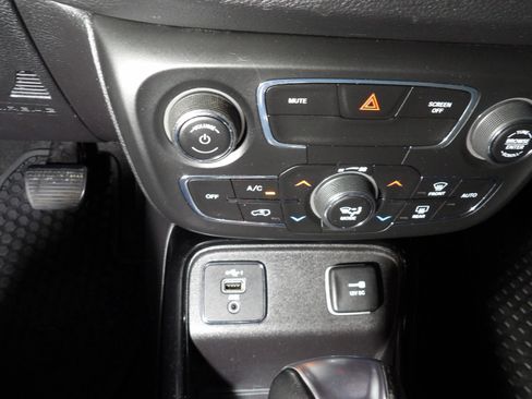 Used 2020 Jeep Compass Latitude FWD image 13