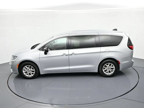 Used 2024 Chrysler Pacifica Touring-L FWD image 19