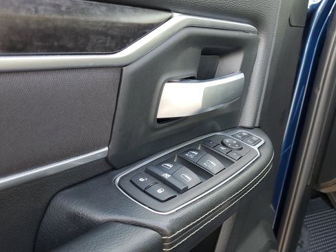 Used 2024 RAM 2500 Big Horn w/ Sport Appearance Package image 7