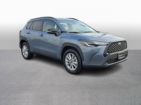 Used 2025 Toyota Corolla Cross LE image 3