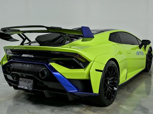 Used 2022 Lamborghini Huracan STO RWD image 12