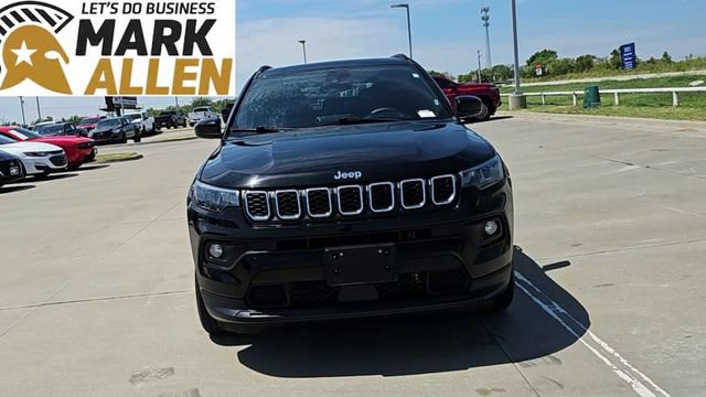 Used 2025 Jeep Compass Latitude w/ Sun & Sound Group AWD/4WD image 3