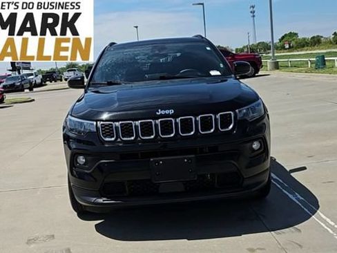Used 2025 Jeep Compass Latitude w/ Sun & Sound Group AWD/4WD image 3