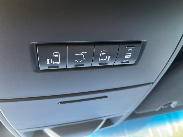 Used 2017 Dodge Grand Caravan SXT FWD image 17