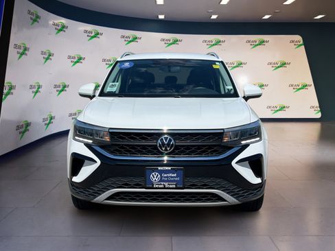 Certified 2022 Volkswagen Taos SE image 2