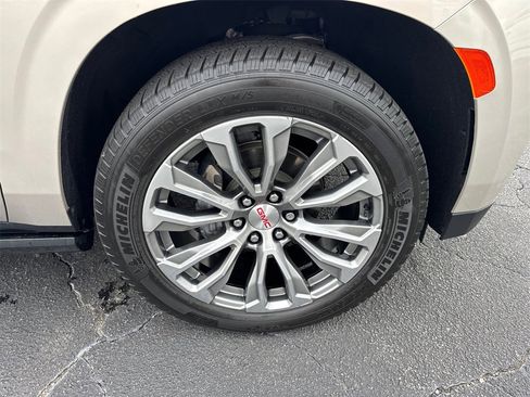 Used 2021 GMC Yukon Denali w/ Denali Premium Package image 13