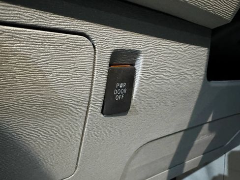 Used 2013 Toyota Sienna SE FWD image 28