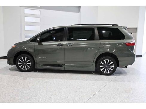 Used 2020 Toyota Sienna Limited Premium FWD image 9