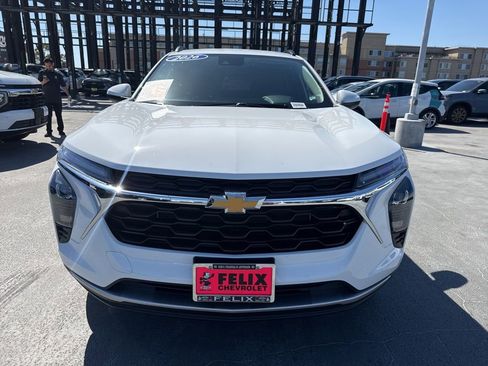 Used 2026 Chevrolet Trax LT FWD image 2
