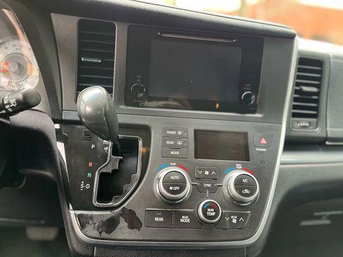 Used 2017 Toyota Sienna SE image 13
