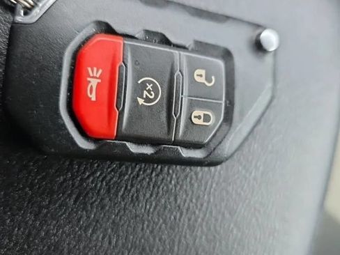 Used 2019 Jeep Wrangler Unlimited Sahara w/ Uconnect 4C Nav & Sound Group AWD/4WD image 31