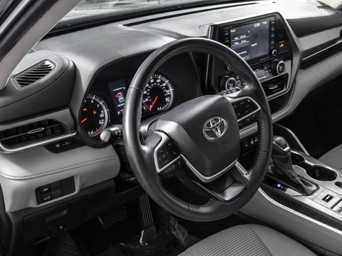 Used 2022 Toyota Highlander LE AWD/4WD image 4