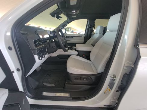 Used 2025 Chevrolet Tahoe Premier AWD/4WD image 2