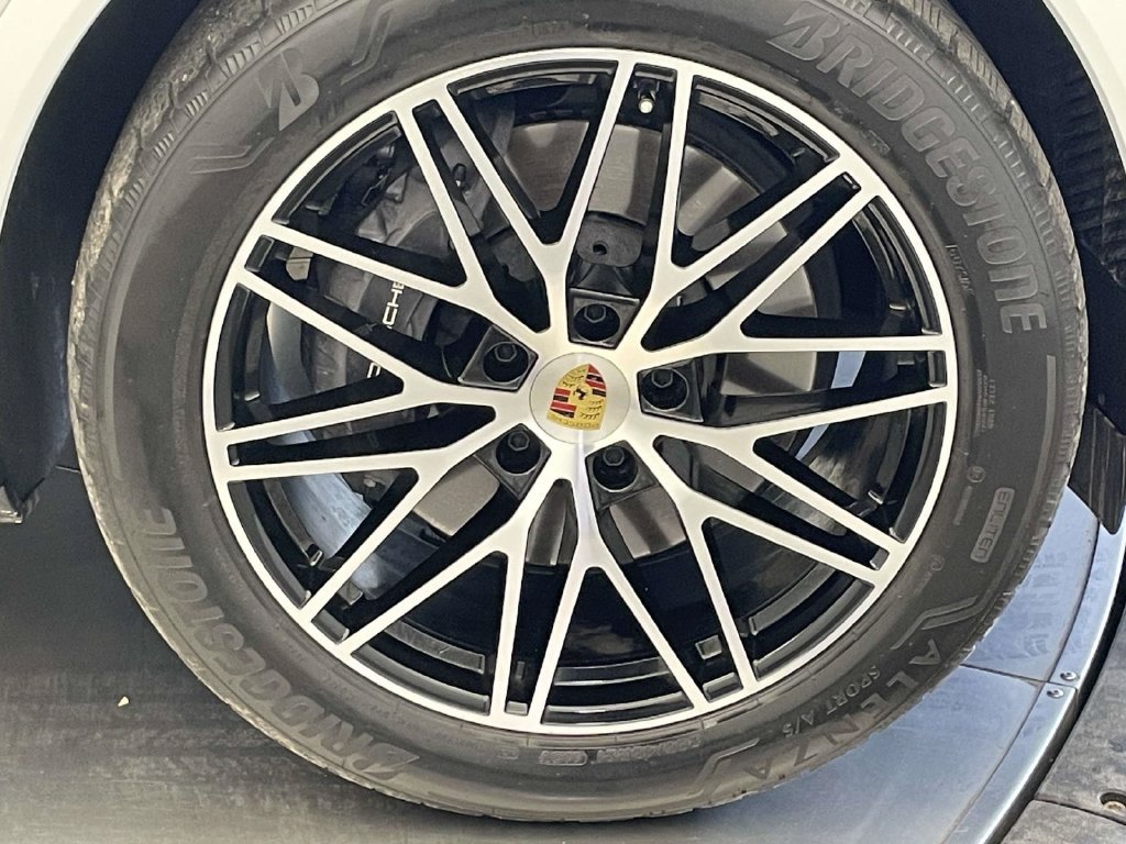 Certified 2024 Porsche Cayenne AWD/4WD image 14