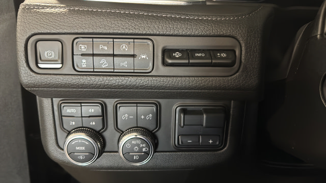 Used 2024 GMC Yukon Denali w/ Denali Reserve Package AWD/4WD image 31