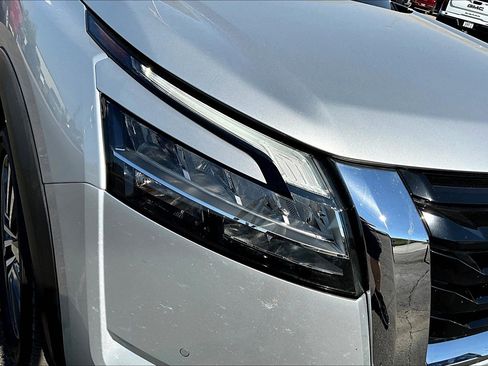 Used 2022 Nissan Pathfinder Platinum w/ Cargo Package image 32