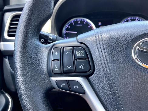 Used 2017 Toyota Highlander LE FWD image 22