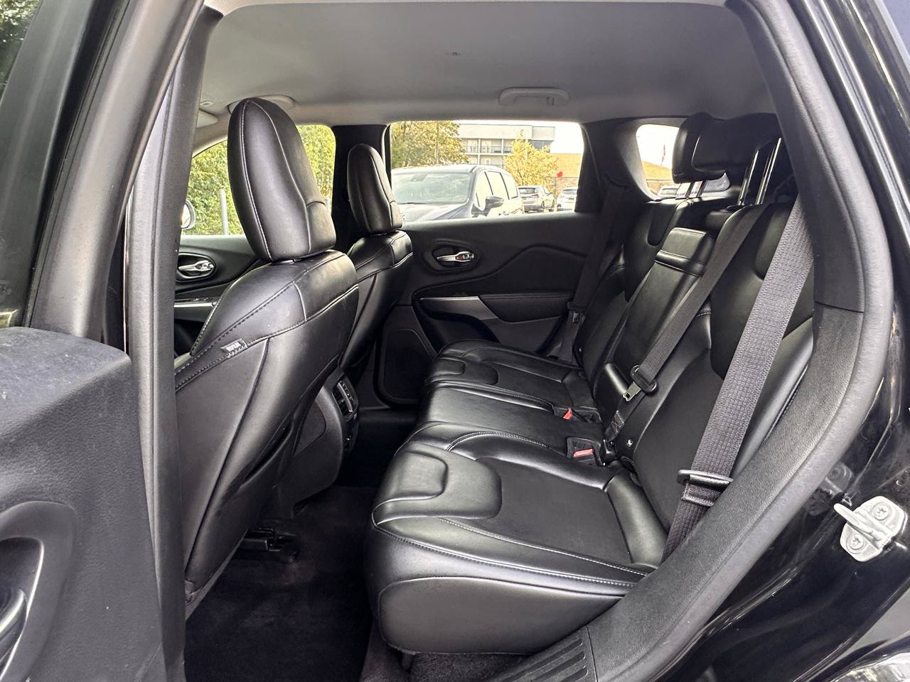 Used 2019 Jeep Cherokee Latitude Plus w/ Comfort/Convenience Group FWD image 28