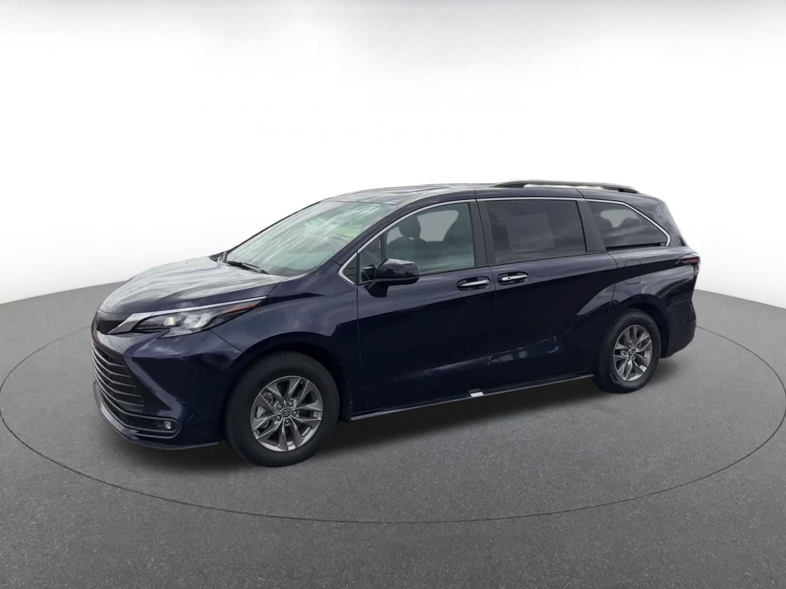 Used 2025 Toyota Sienna XLE FWD image 7