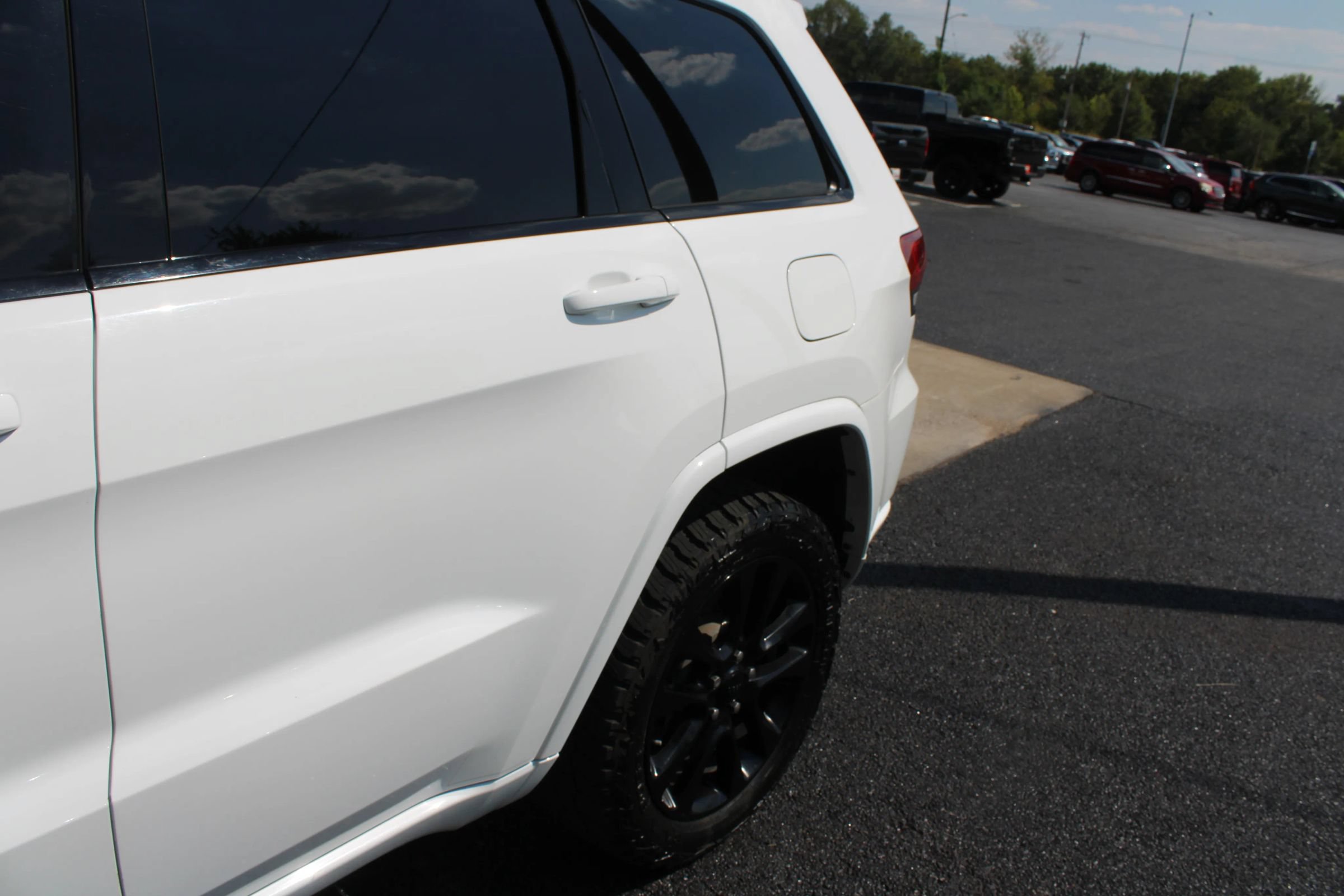 Used 2018 Jeep Grand Cherokee Altitude AWD/4WD image 5