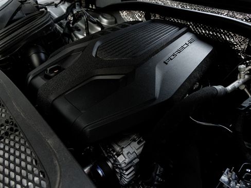 Certified 2025 Porsche Macan AWD/4WD image 41