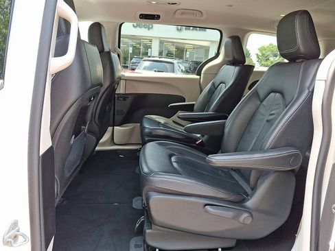 Used 2022 Chrysler Pacifica Touring-L FWD image 11