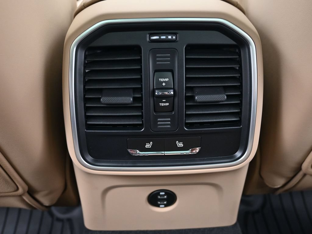 Certified 2026 Porsche Macan AWD/4WD image 8