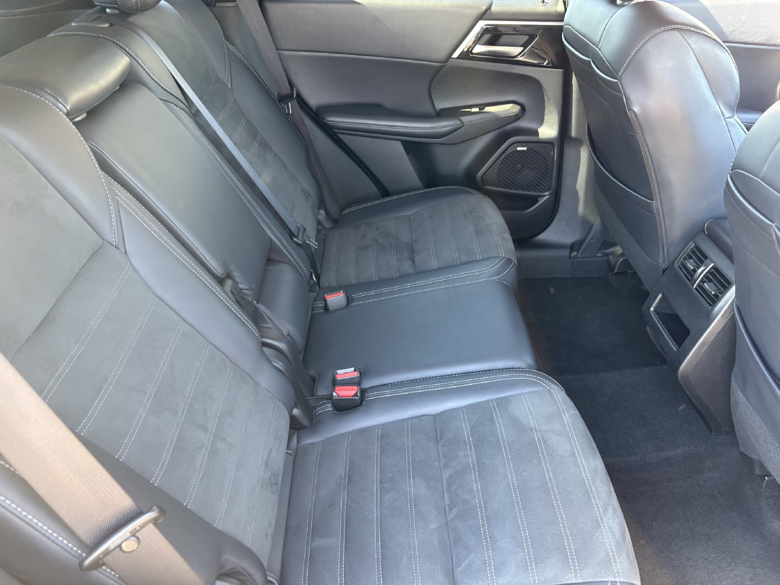 Used 2025 Mitsubishi Outlander SE FWD image 13