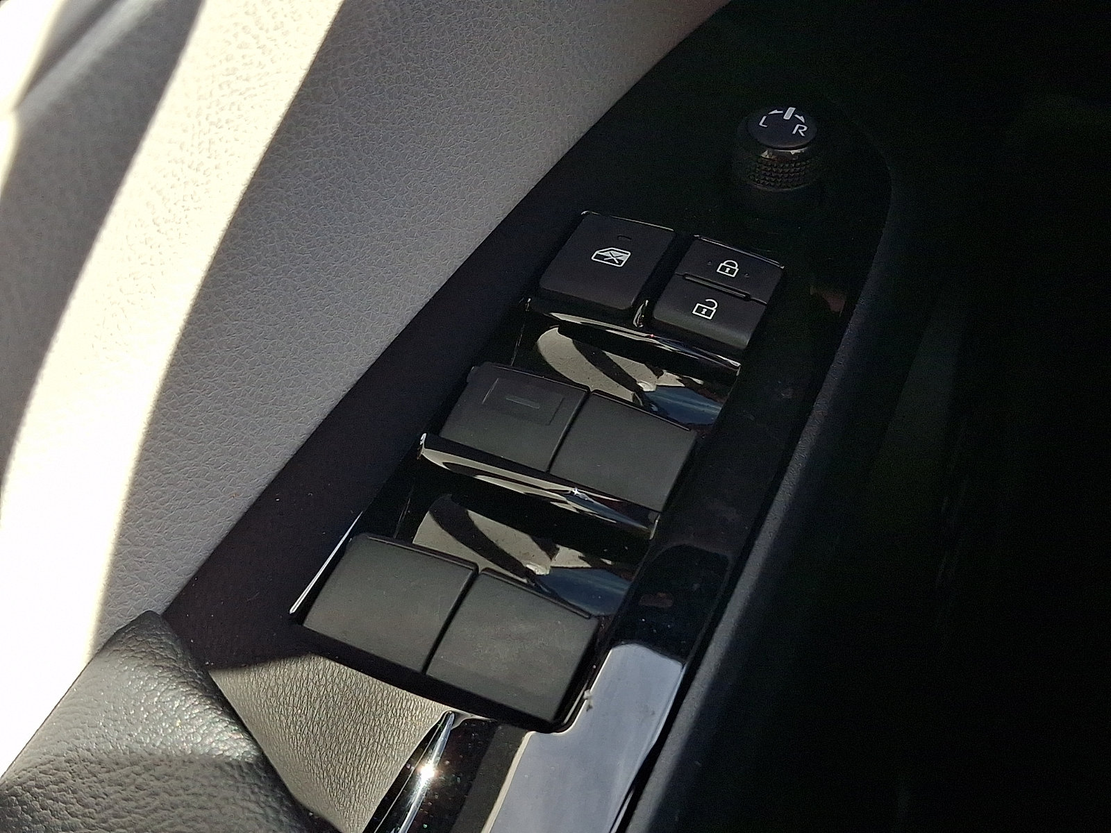 Used 2022 Toyota Prius LE FWD image 24