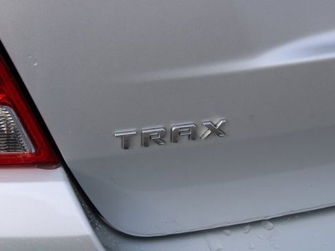 Used 2022 Chevrolet Trax LT w/ LT Convenience Package image 10