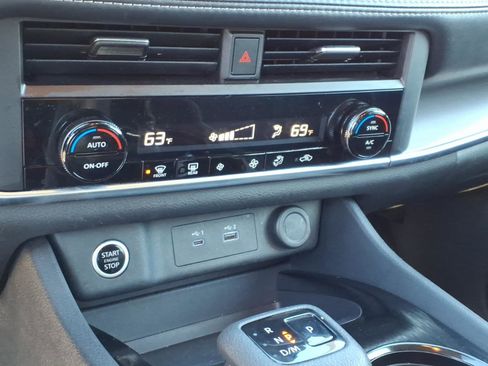 Used 2023 Nissan Rogue SV image 11