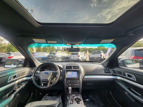 Used 2017 Ford Explorer XLT w/ Equipment Group 202A image 8