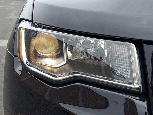 Used 2019 Jeep Grand Cherokee Limited image 9