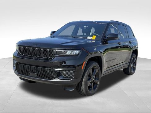 Used 2025 Jeep Grand Cherokee Altitude RWD image 1