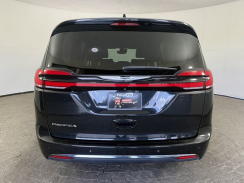 Used 2023 Chrysler Pacifica Touring-L FWD image 6