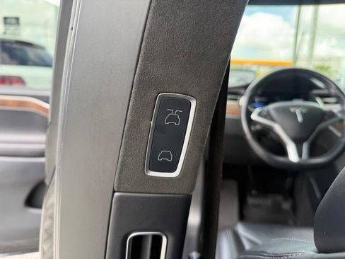 Used 2017 Tesla Model X 75D AWD/4WD image 32